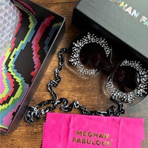 Meghan Fabulous Black Grey Gradient Sunglasses With Neckchain